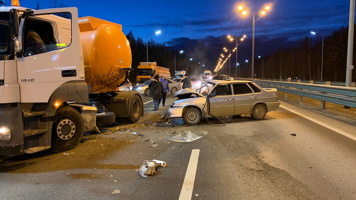 Пробка на четыре километра: на Московском тракте легковушка влетела под грузовик с топливом