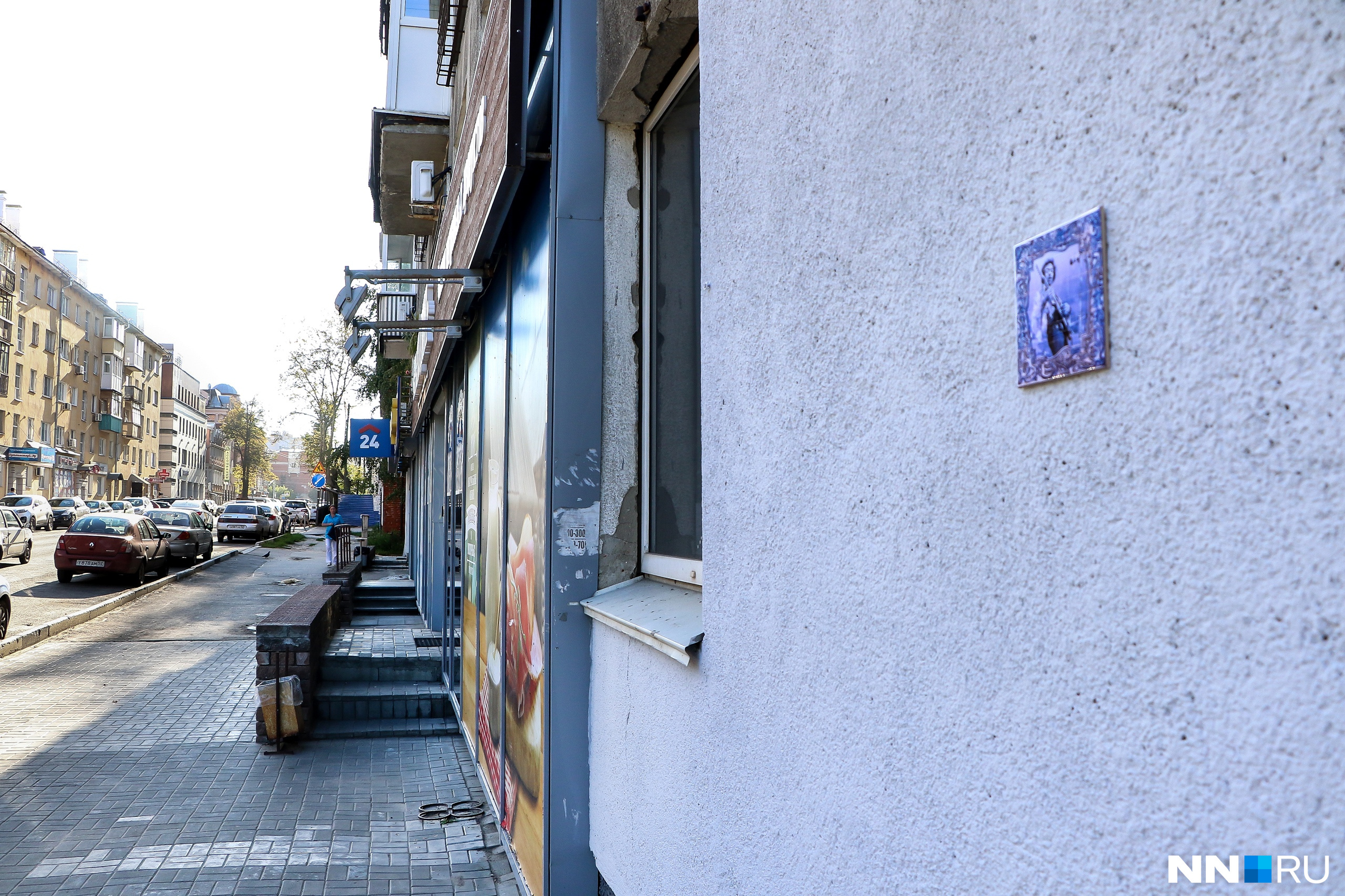 Табличка висит на площади Горького и смотрит на бывший музыкальный магазин «Мелодия»<br>