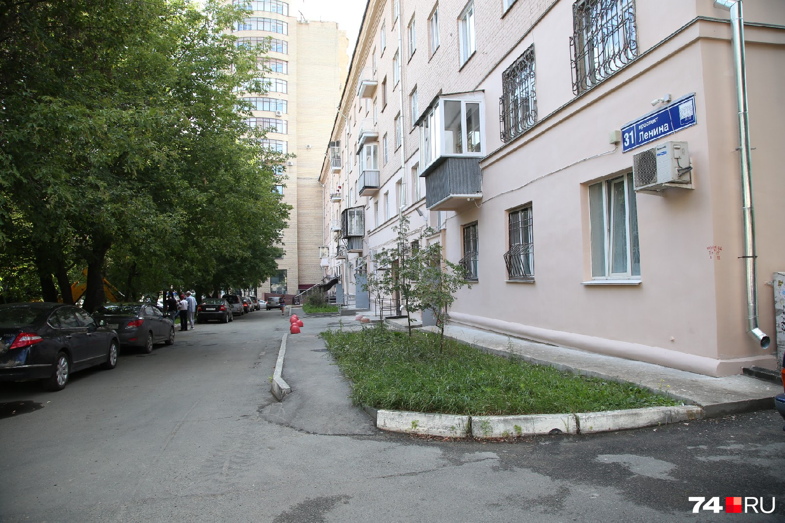 От дома до сквера всего несколько метров. Он единственный отделяет двор от оживлённого проспекта От дома до сквера всего несколько метров. Он единственный отделяет двор от оживлённого проспекта