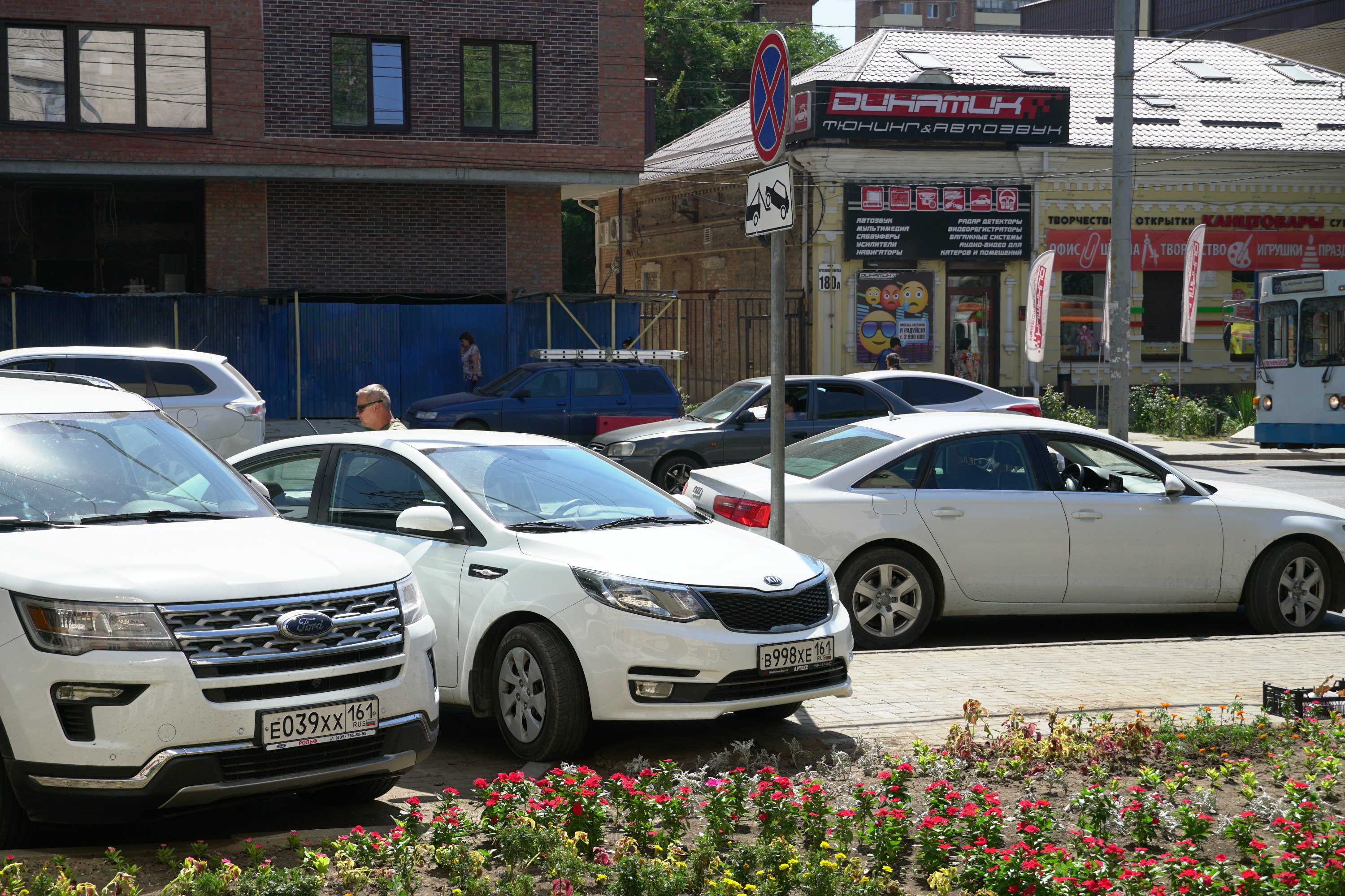 Соревнование автохамов: кто дальше заедет на тротуар
