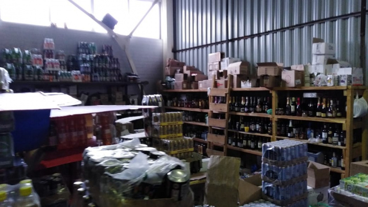 На Центральном рынке изъяли 2,5 тысячи бутылок поддельного алкоголя