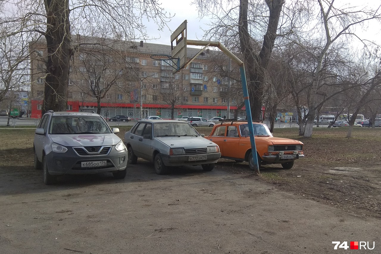 «Ждём открытия баскетбольного сезона, а заодно и сезона капотов с вмятинами», — иронизирует читатель «Ждём открытия баскетбольного сезона, а заодно и сезона капотов с вмятинами», — иронизирует читатель