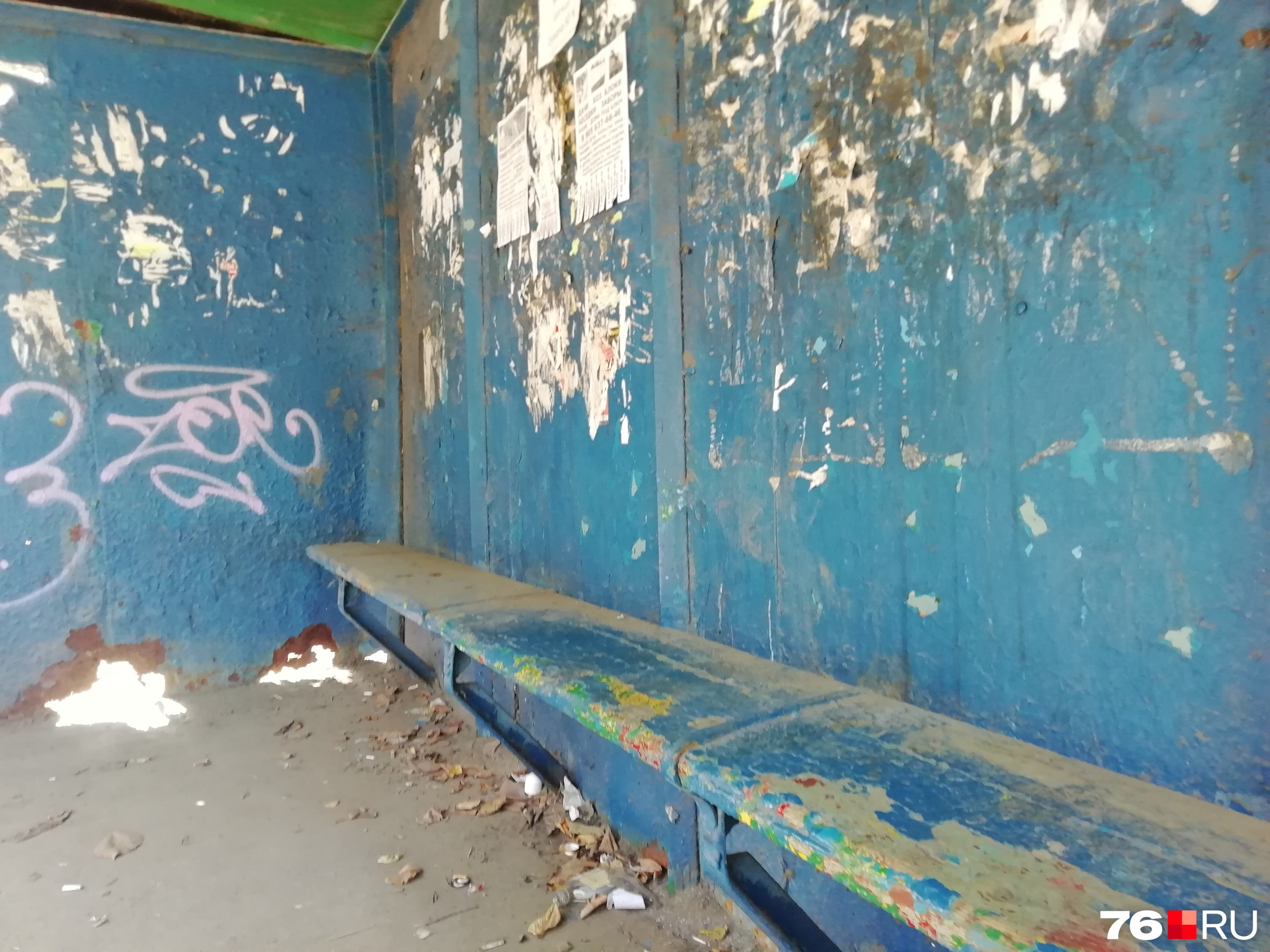 В этой остановке грязно и пыльно, но она по-настоящему спасает от ветра, дождя и снега В этой остановке грязно и пыльно, но она по-настоящему спасает от ветра, дождя и снега