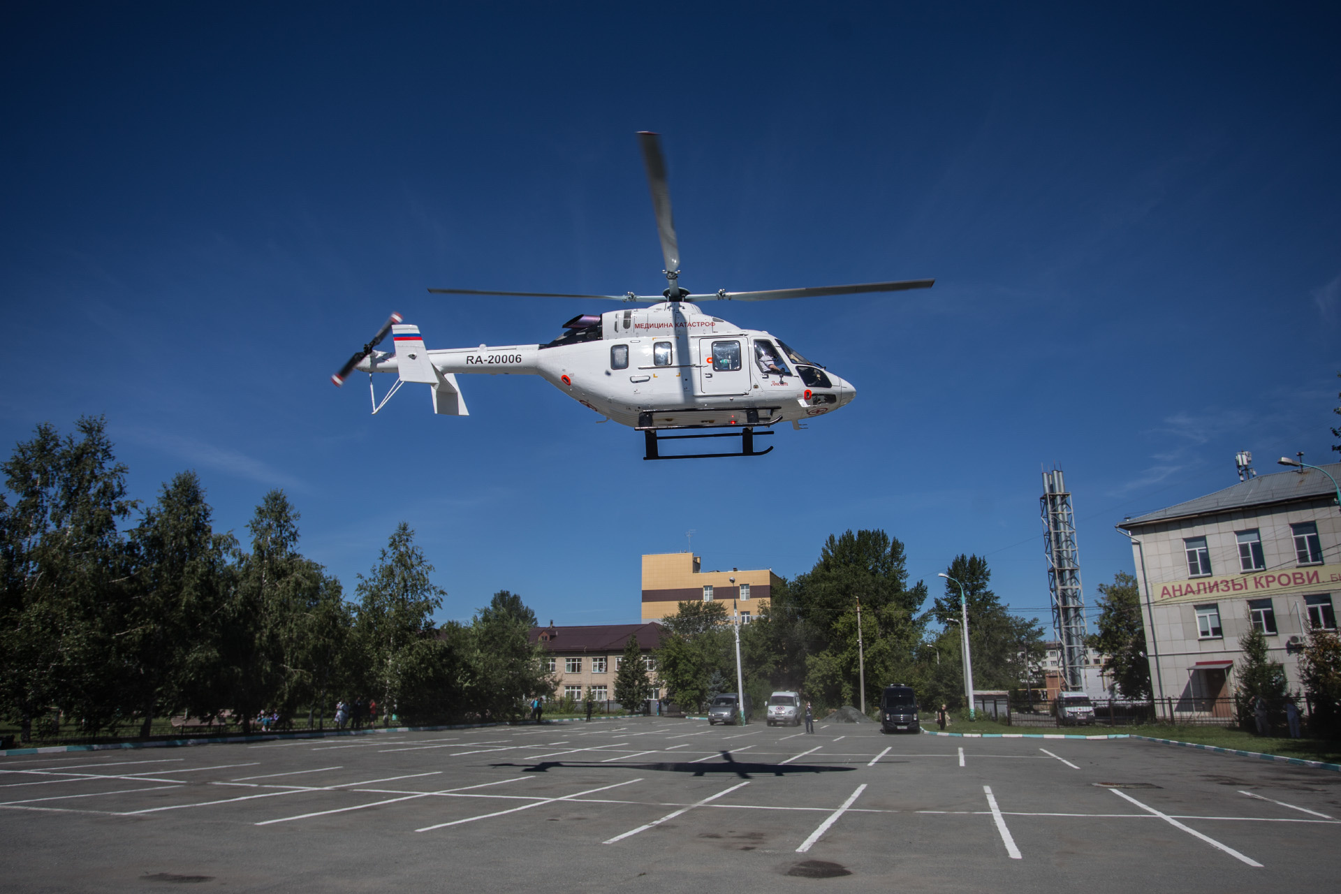 Сегодня пилоты спокойно посадили вертолёт на парковке областной больницы