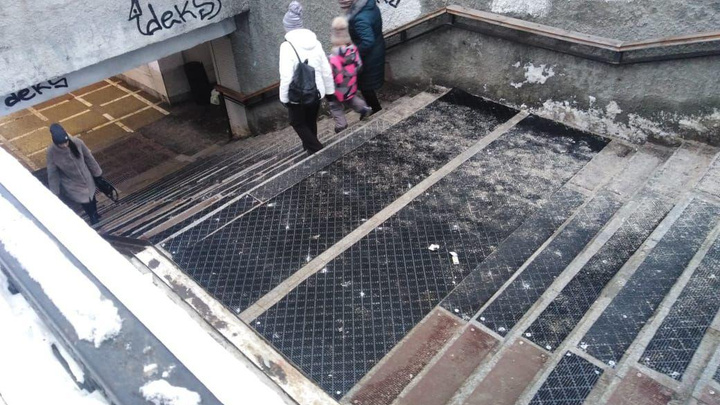 После несчастного случая на лестнице перехода в центре Челябинска уложили противоскользящие коврики