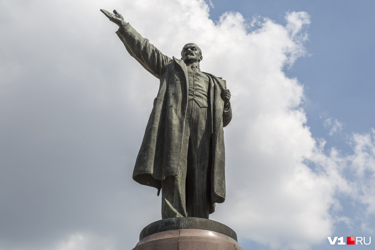 Ленин по-прежнему указывает путь к светлому будущему