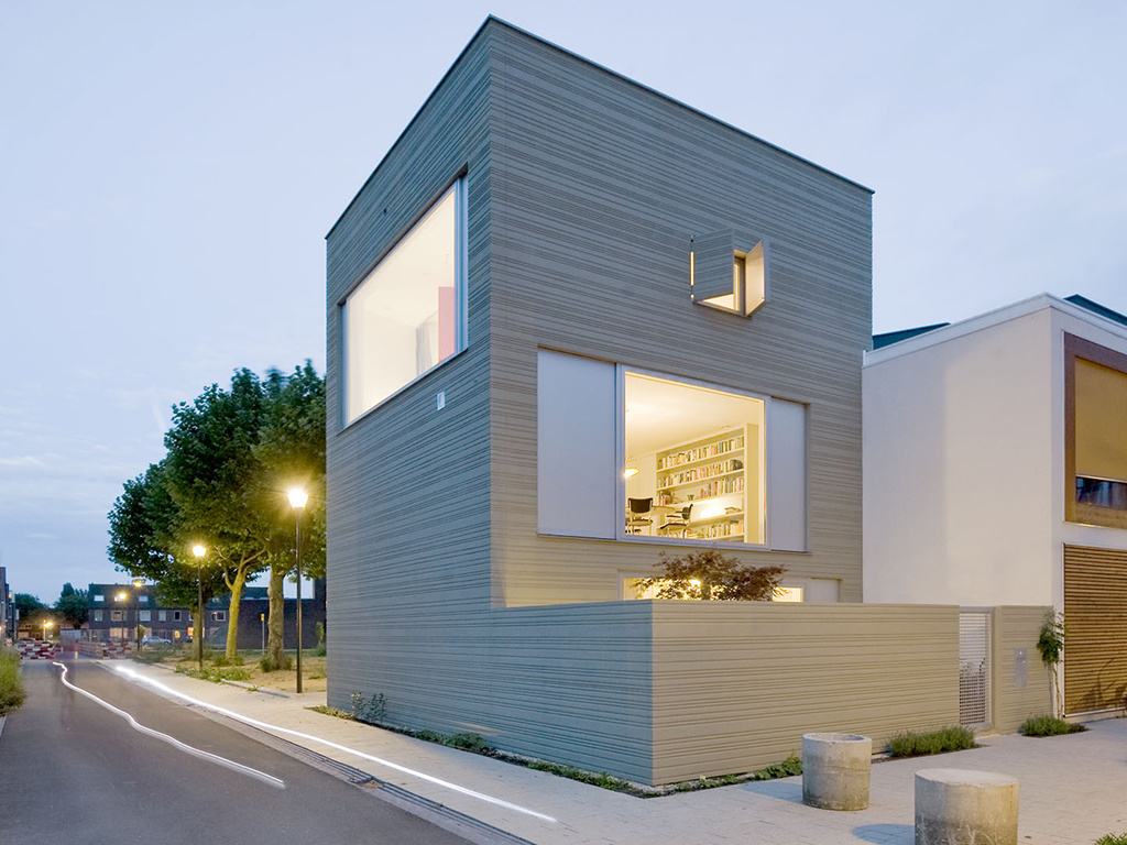 полосатый дом. домик с полосками. дом в полоску. маленькое здание. полосатые дома.