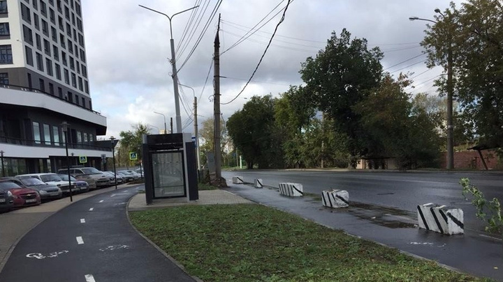 Автобусы и троллейбусы идут мимо: ГИБДД заблокировала тёплую остановку на Уктусе