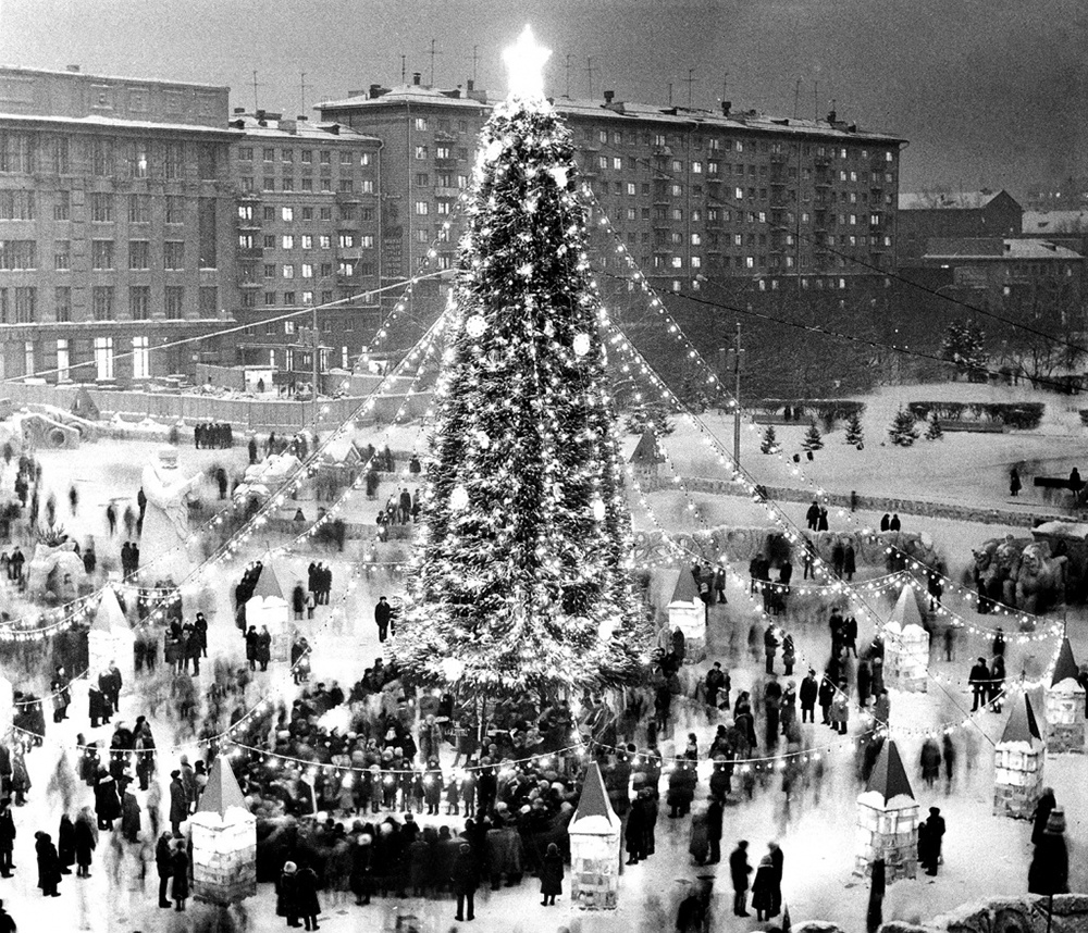 Площадь Ленина Новосибирск 1980. Площадь Ленина Новосибирск новый год. Елки на площади Ленина Новосибирск 1960. Площадь Ленина Новосибирск 1950.