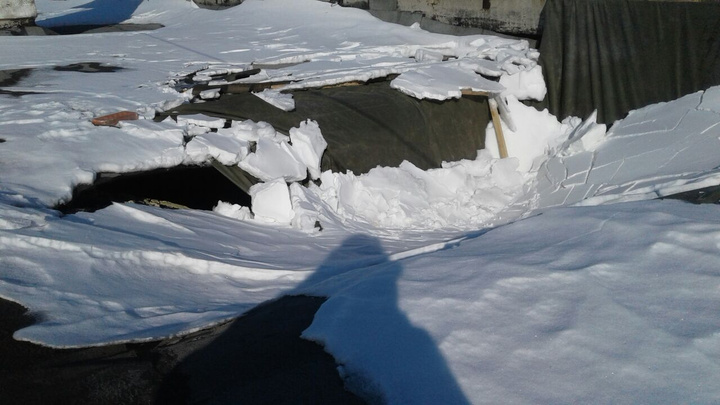 «Был слышен сильный грохот»: в Еланском гарнизоне обвалилась крыша жилого дома