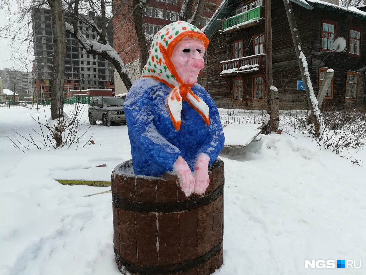 Кроме поросят во дворе деревянного барака поселились и другие снежные персонажи Кроме поросят во дворе деревянного барака поселились и другие снежные персонажи