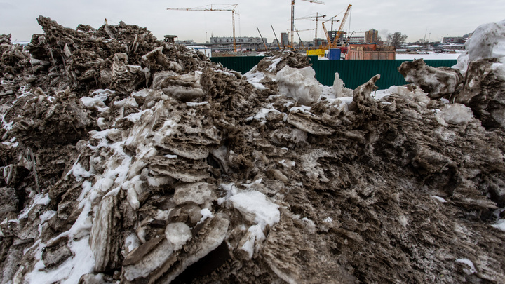 50 оттенков чёрного: неубранные сугробы на улицах Челябинска превратились в горы грязи и мусора