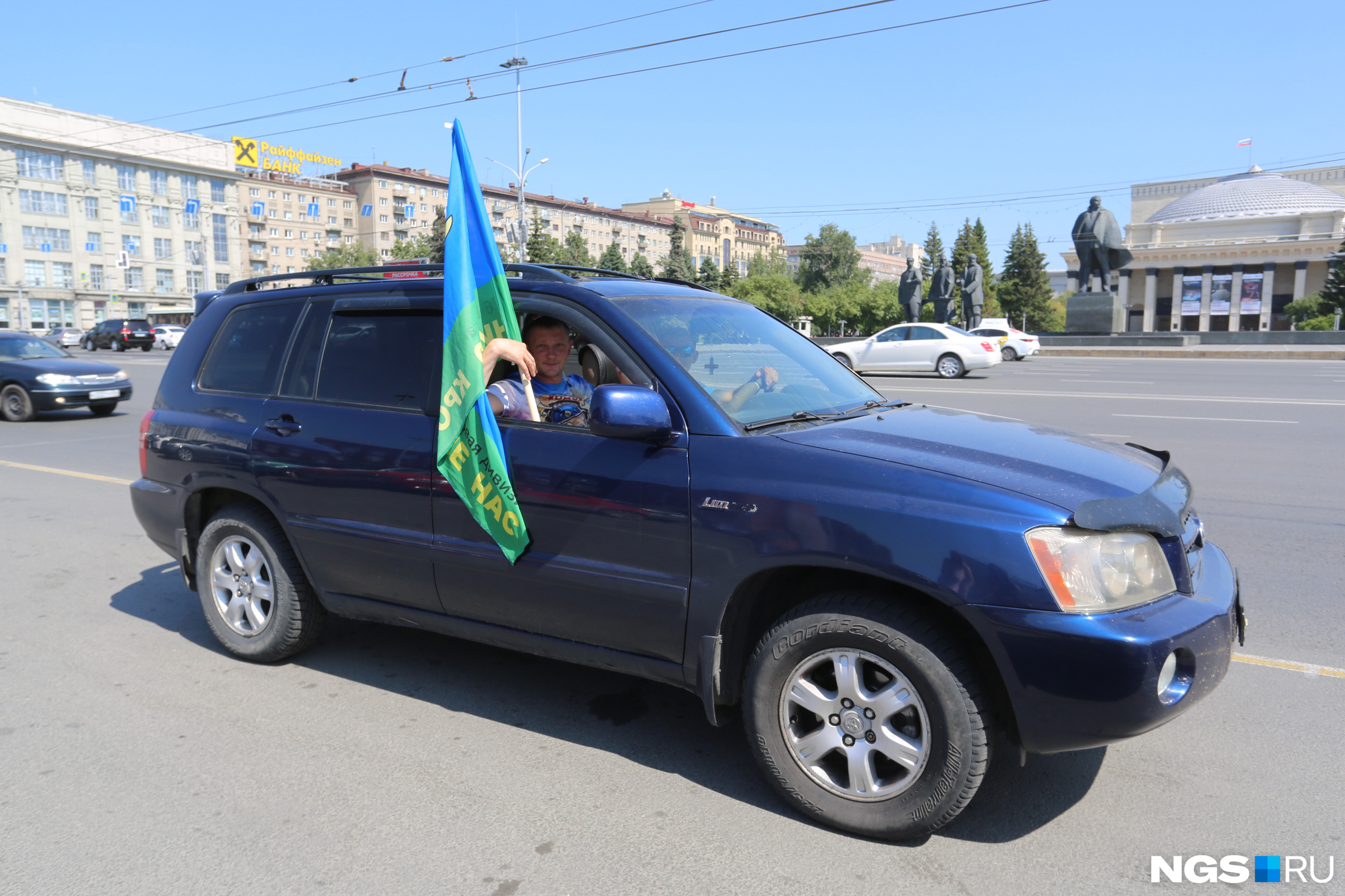 Водители автомобилей останавливаются напротив «Аркады» и выходят, чтобы пообщаться друг с другом
