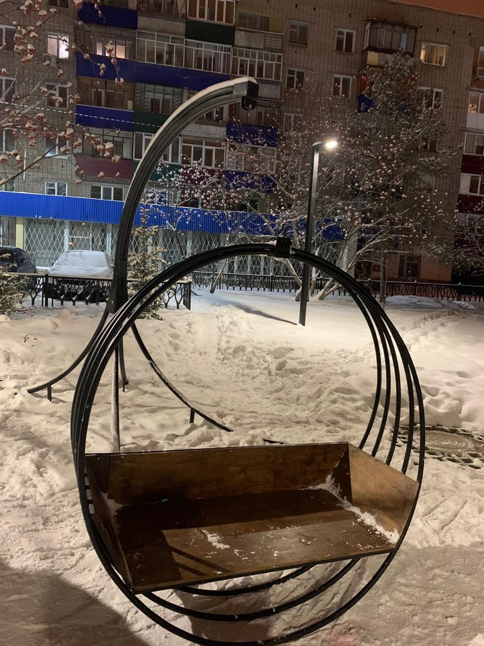 От вандалов досталось и качелям, установленным на набережной От вандалов досталось и качелям, установленным на набережной