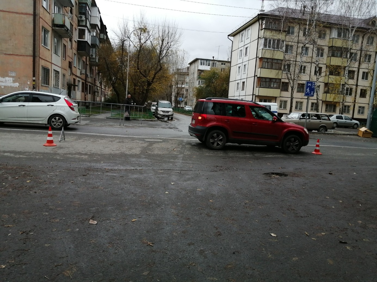 Сотрудникам ГИБДД предстоит выяснить детали дорожного происшествия Сотрудникам ГИБДД предстоит выяснить детали дорожного происшествия