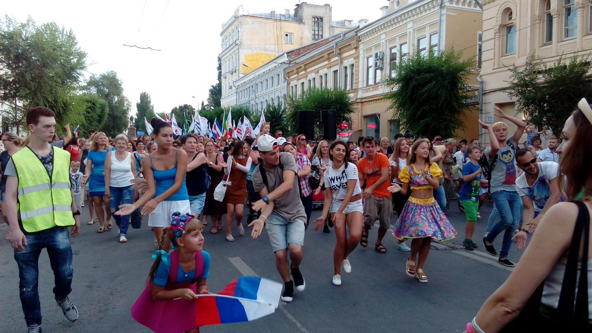 Самара честь. Самара ЧМ 2018 праздничное шествие. Парад на улице. Танцевальный парад. Сатка Куйбышева танцевальный.