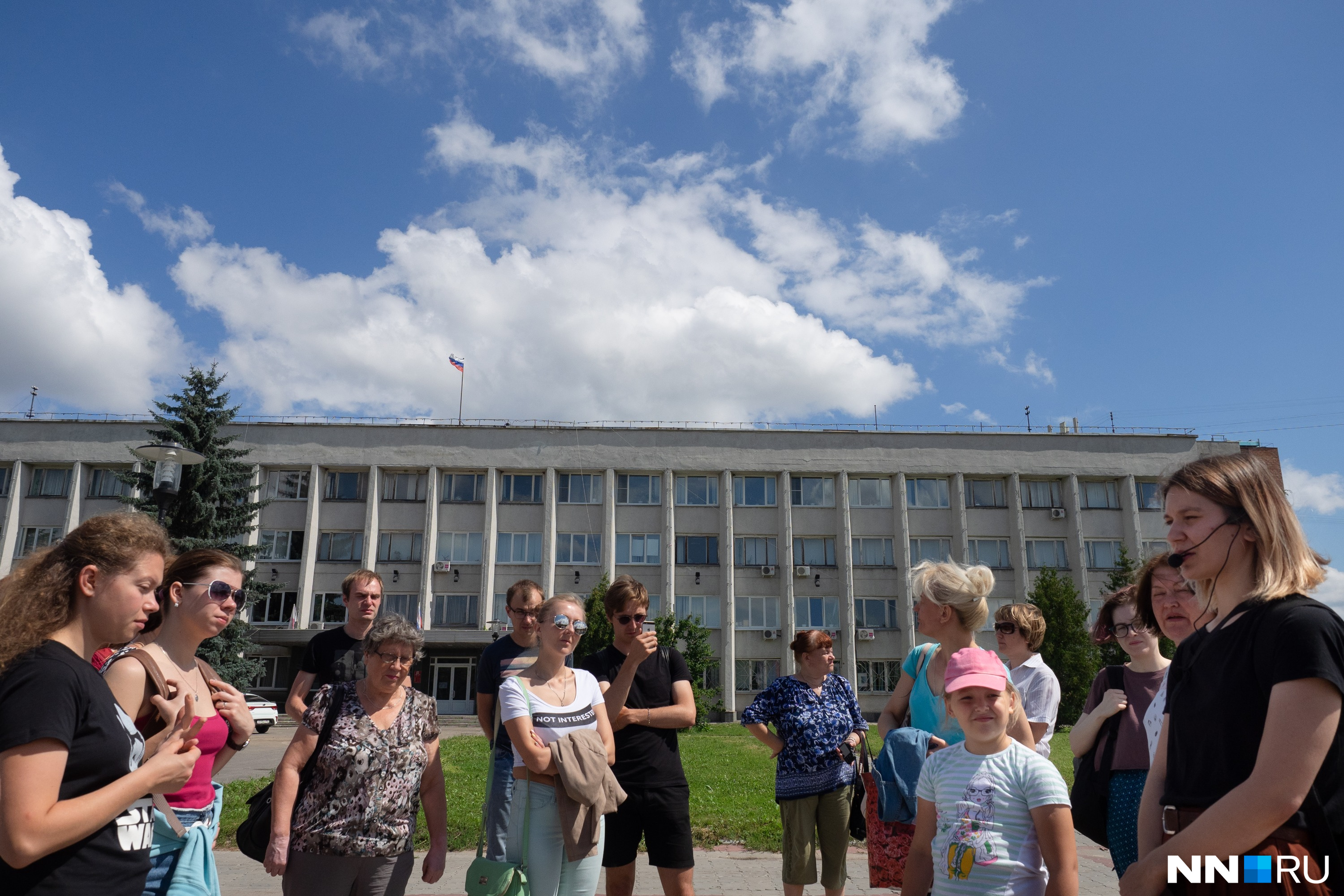 На площади Советской около здания администрации