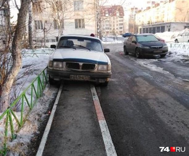 Улица Гагарина, 20. «Волга» тщательно притёрта к заборчику — оставили её, вероятно, надолго