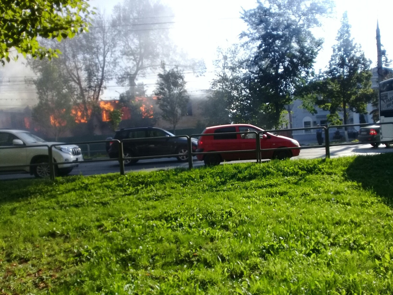 Огонь захватил все здание Огонь захватил все здание