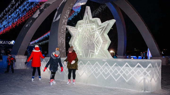Ледяные звёзды, светодиоды и коньки: в Перми открыли каток под монументом «МИГ на взлёте»