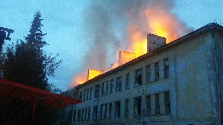 В центре Уфы сгорел двухэтажный барак