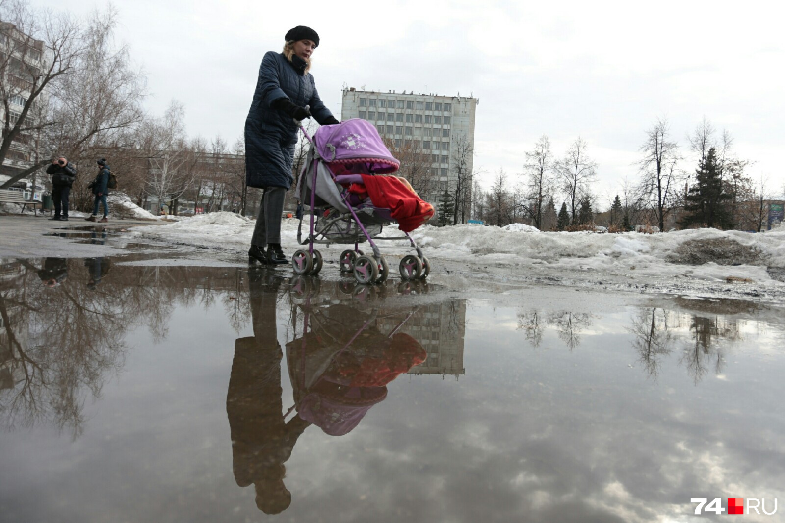 Пока челябинкам с детьми в колясках приходится едва ли не плавать в сквере на пересечении Красного Урала и Комсомольского проспекта