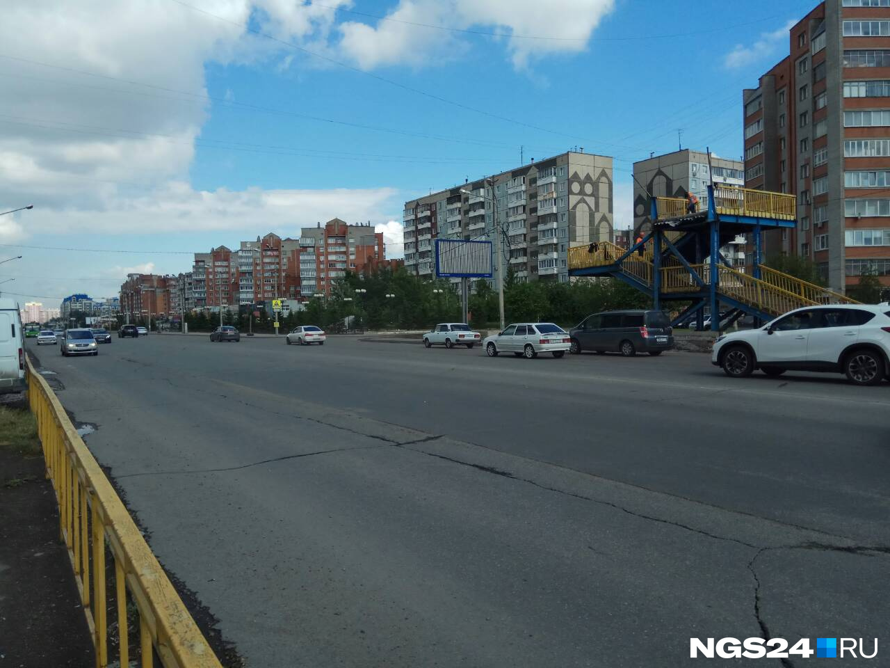Лестница на правой стороне дороги еще ведет на уровень 3 этажа Лестница на правой стороне дороги еще ведет на уровень 3 этажа