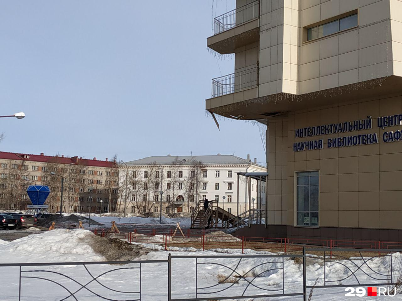 В научной библиотеке САФУ частично обвалилась обшивка В научной библиотеке САФУ частично обвалилась обшивка