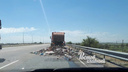 Водитель мусоровоза выбросил кучу отходов на трассе между Ростовом и Азовом