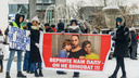 «Наш сын не убийца»: толпа новосибирцев потребовала освободить осужденного за смерть соседа