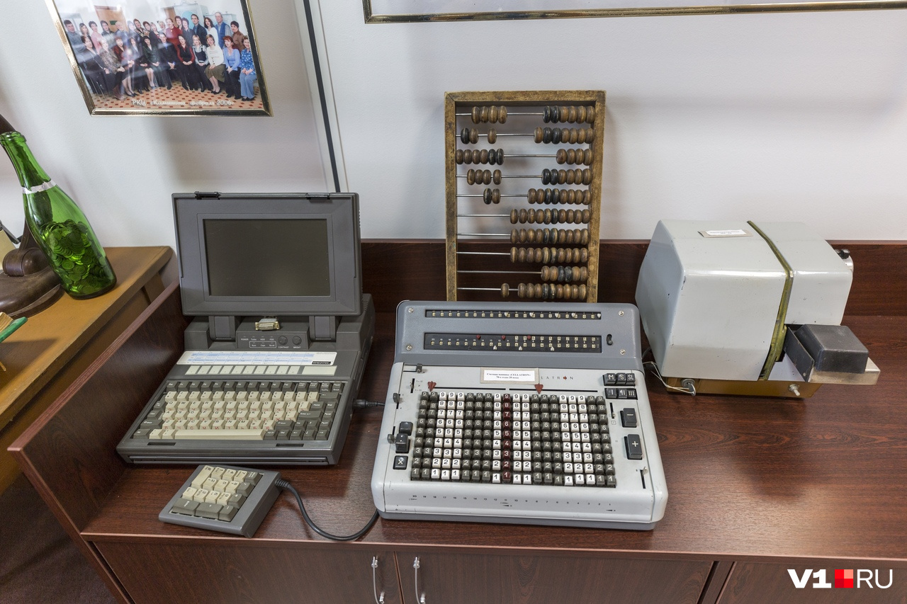 Счеты, электромеханический арифмометр и один из первых компьютеров