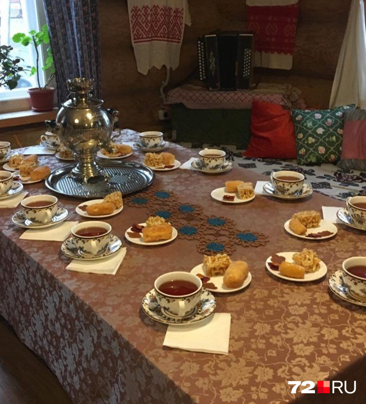 — В Татарстане могут не поесть, но от чая никогда не откажутся, — рассказывает экскурсовод 