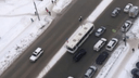В Новосибирске водитель автобуса проехался по встречной полосе — это попало на видео