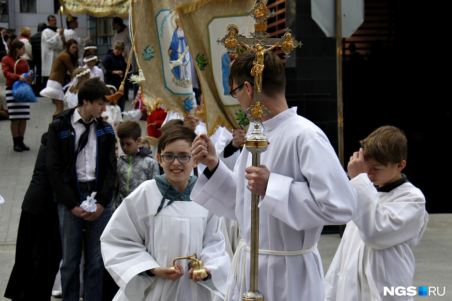 Во главе крестного хода шла детская процессия