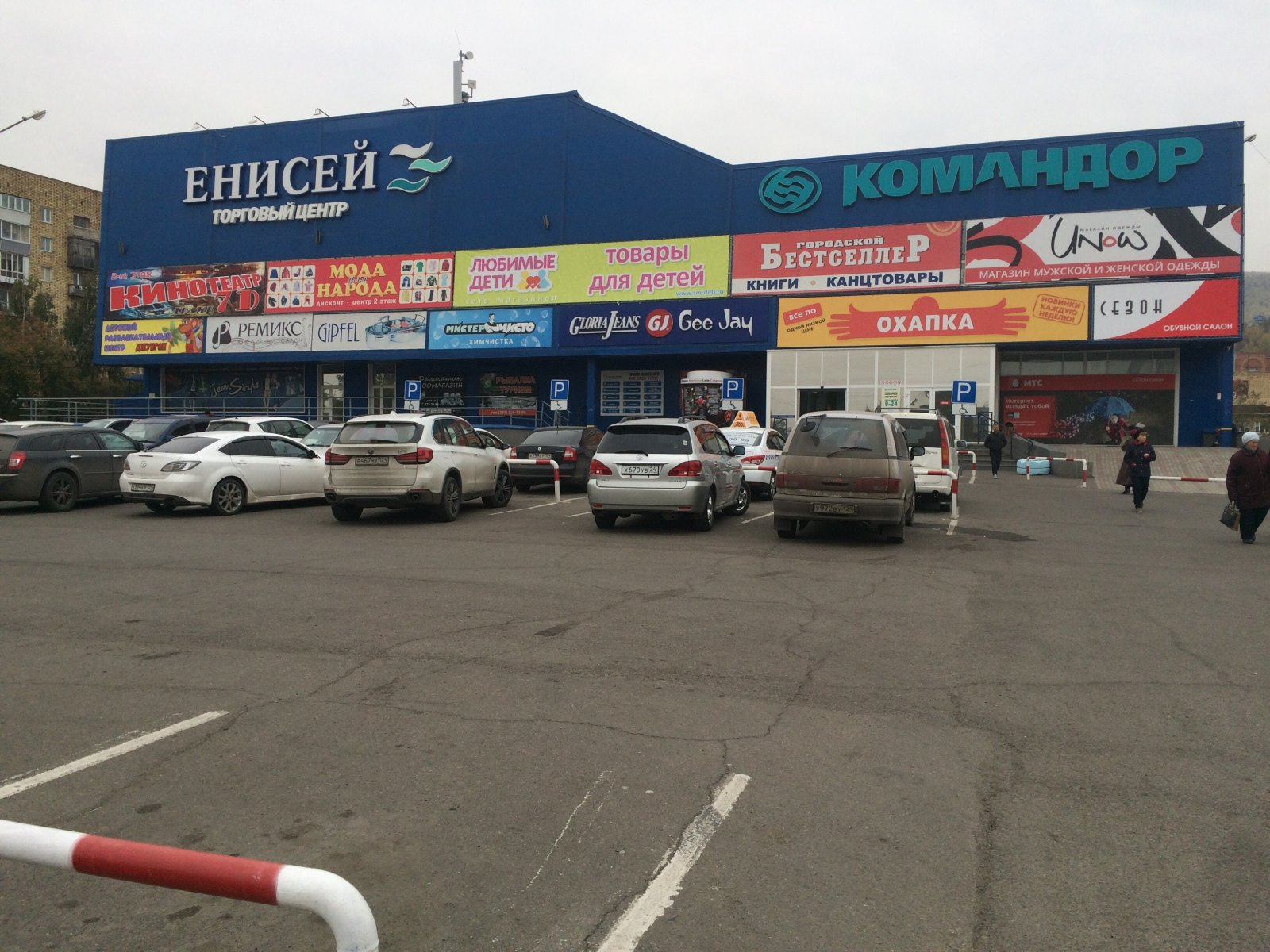Из кинотеатра сделали обычный крытый рынок Из кинотеатра сделали обычный крытый рынок