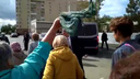 «До свидания!»: жители Оби машут платками кортежу Путина