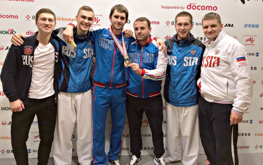 Александр Щербань и его тренер Ислам Эльдарушев (в центре)