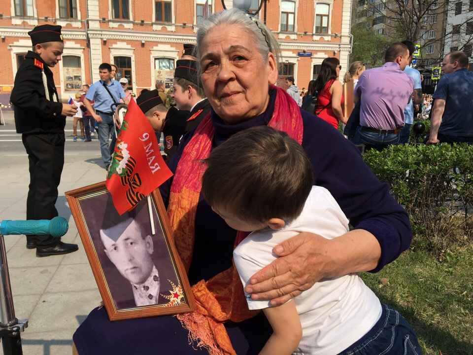 В руках у женщины портрет отца Ахмета Хаматовича, старшего лейтенанта. Он воевал на Востоке