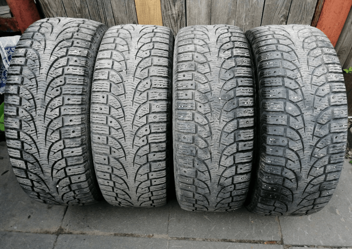 Шины Pirelli без шипов, со следами ремонта прокола за 5000 рублей Шины Pirelli без шипов, со следами ремонта прокола за 5000 рублей