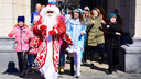 Видео: Дед Мороз, Снегурочка и единороги станцевали под вирусную песню у оперного театра