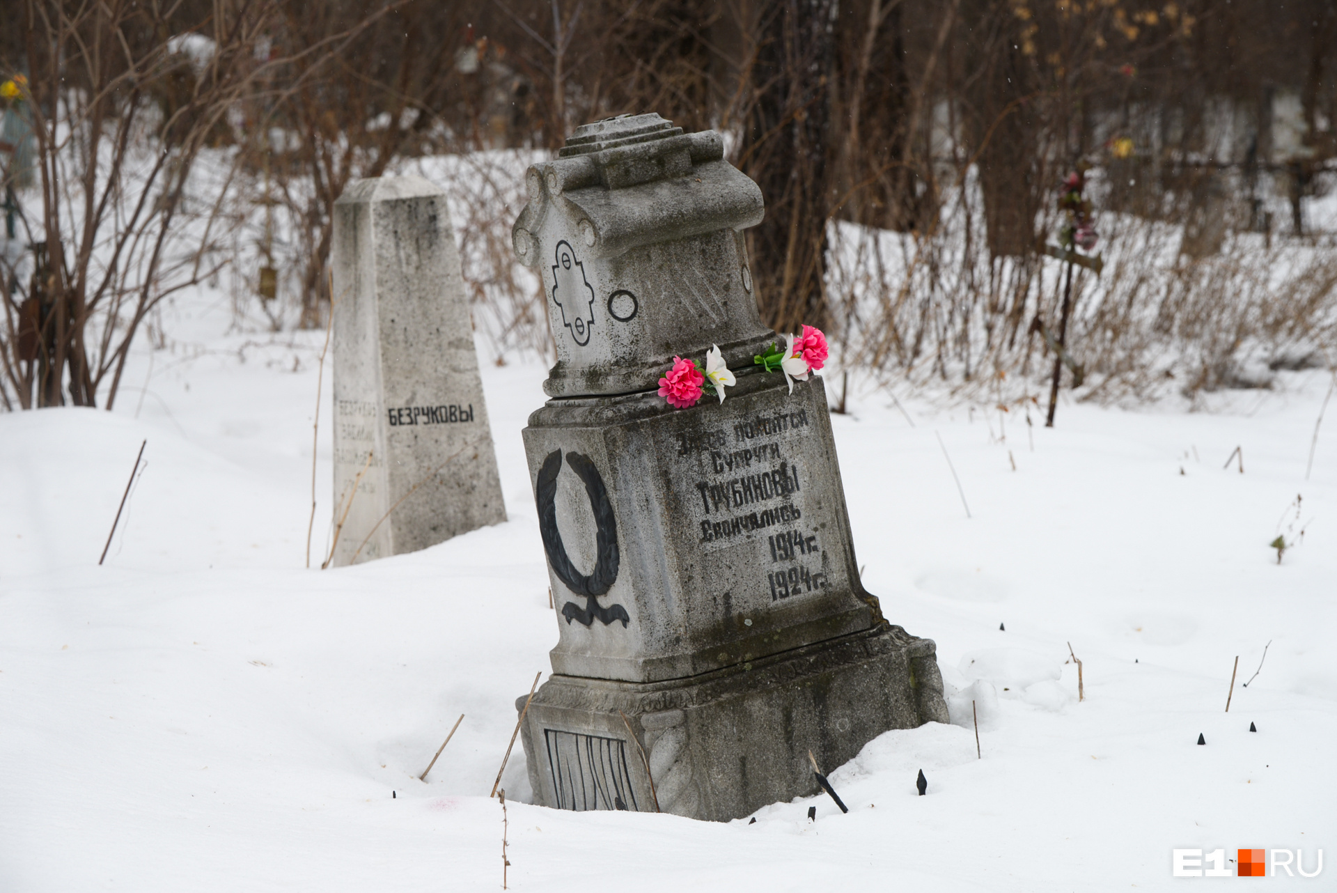 Старинные надгробия соседствуют с более современными
