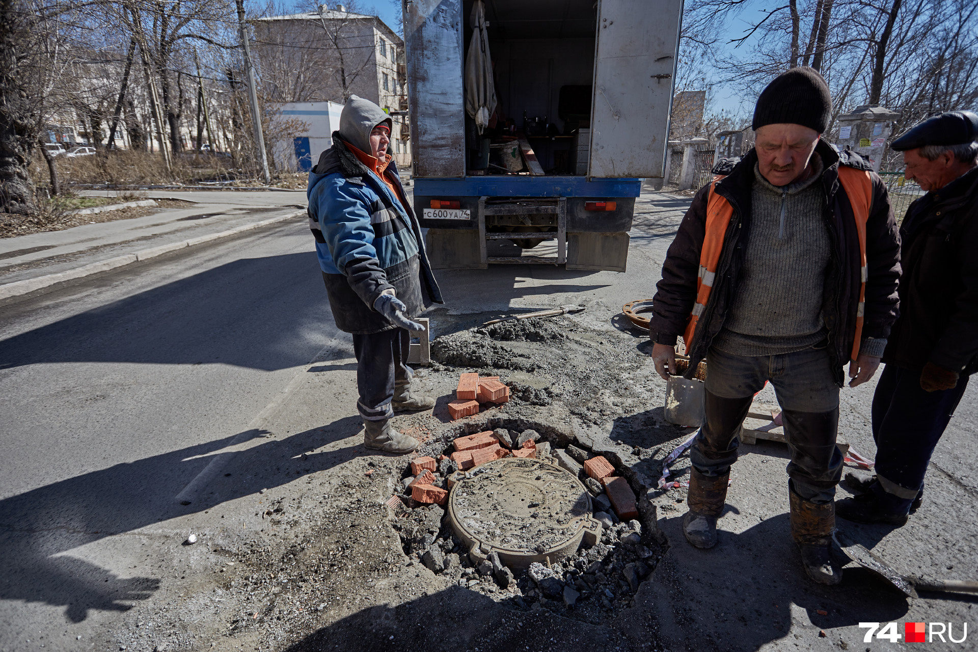 Дорожники выкладывают кирпичи вокруг колодца и уверяют: это — ремонтные работы Дорожники выкладывают кирпичи вокруг колодца и уверяют: это — ремонтные работы