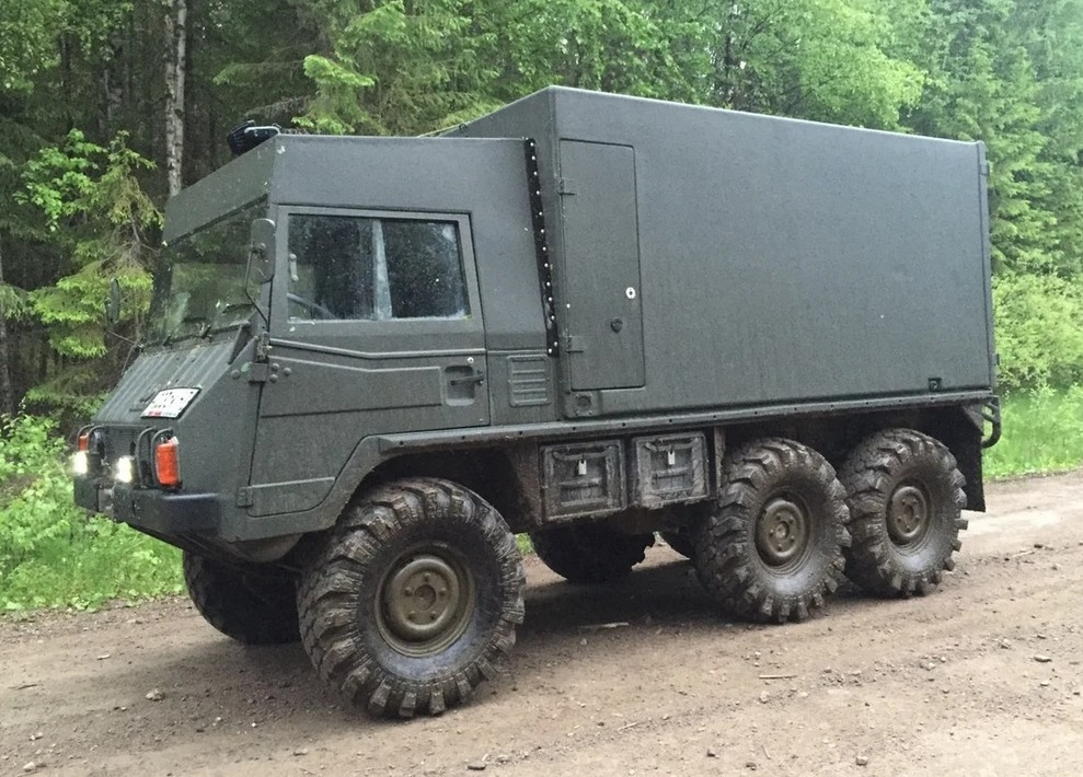 Армейский грузовичок Pinzgauer с приводом 6 × 6
