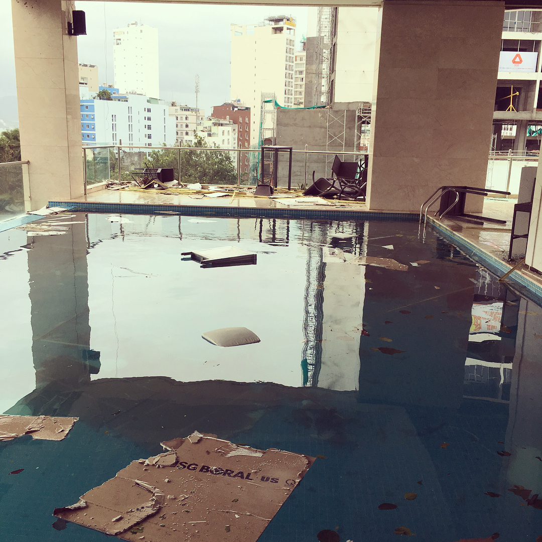 Бассейн в отеле после тайфуна
