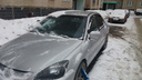 Ущерб — десятки тысяч рублей: подростки забросали бутылками машины в челябинском дворе