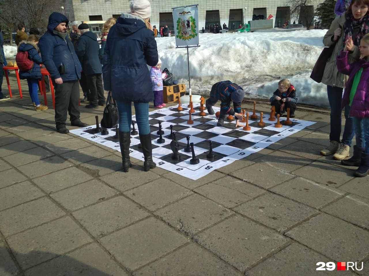В уведомлении указано, что в празднике примет участие до 300 человек. Но Евменов считает, что пришло 1000 В уведомлении указано, что в празднике примет участие до 300 человек. Но Евменов считает, что пришло 1000