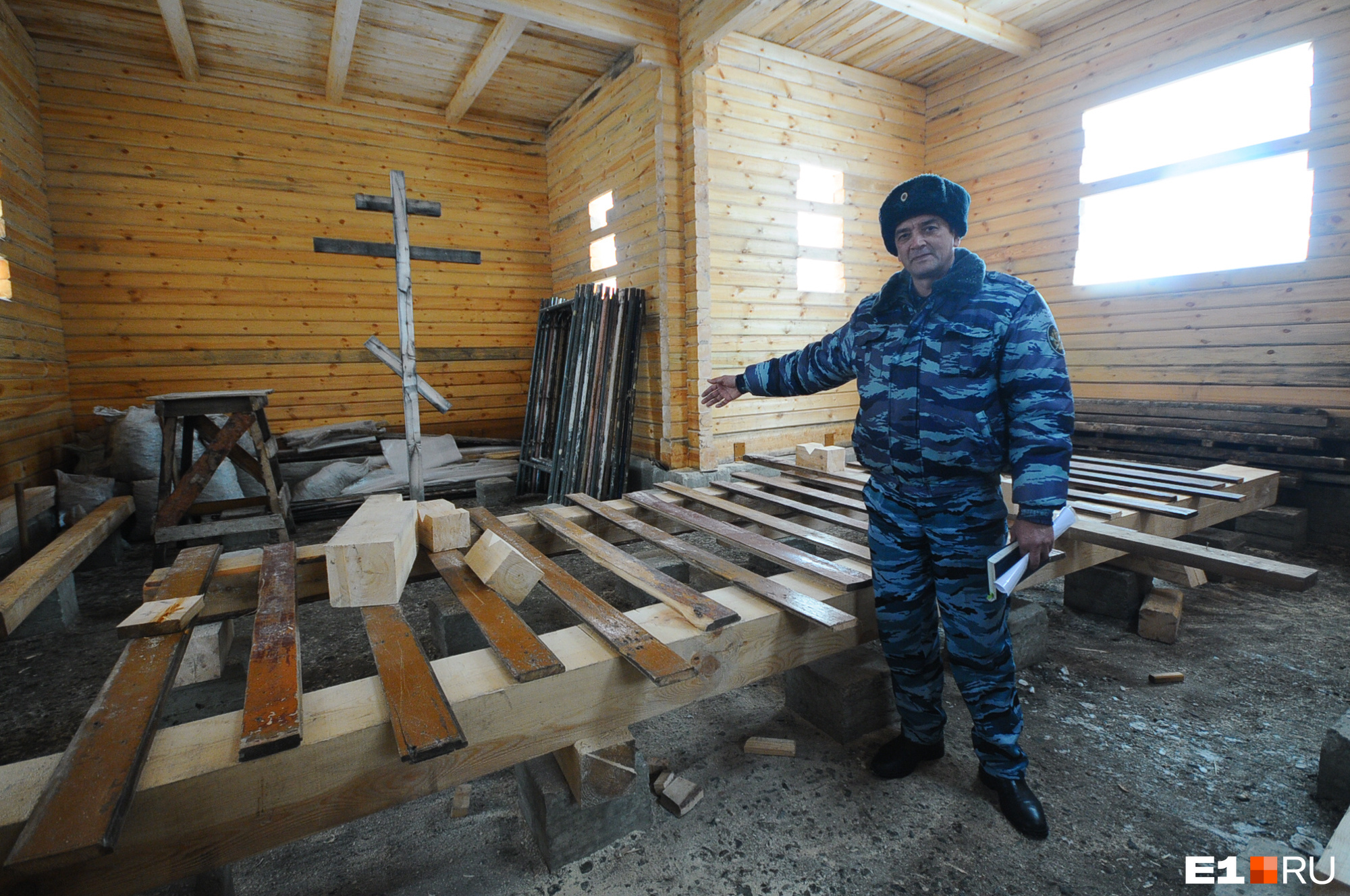 А вот сам Рафик Зиннатуллин. Здесь он показывает нашему фотографу, в каких хороших условиях живут и трудятся заключенные ИК-54