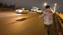 «Он опасен для жизни»: общественники насчитали 40 поврежденных машин на Октябрьском мосту