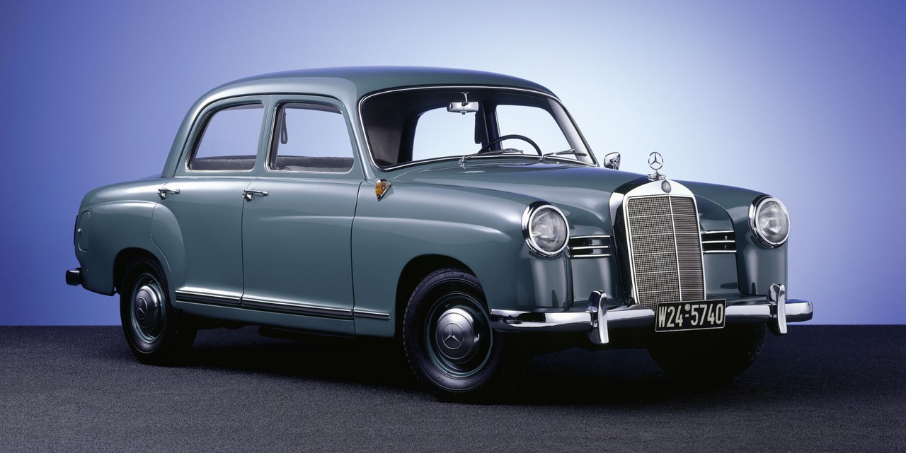 Mercedes Ponton (W120) 1953 года: попытки сделать кузова без выносных крыльев и фар предпринимались и до этого, но в моду они вошли после этой модели. Такой стиль оформления какое-то время называли понтонным