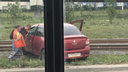 Легковушка, вылетевшая на рельсы, остановила движение трамваев в Ленинском районе Челябинска